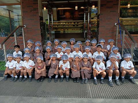 KG visit to the bakery - 7